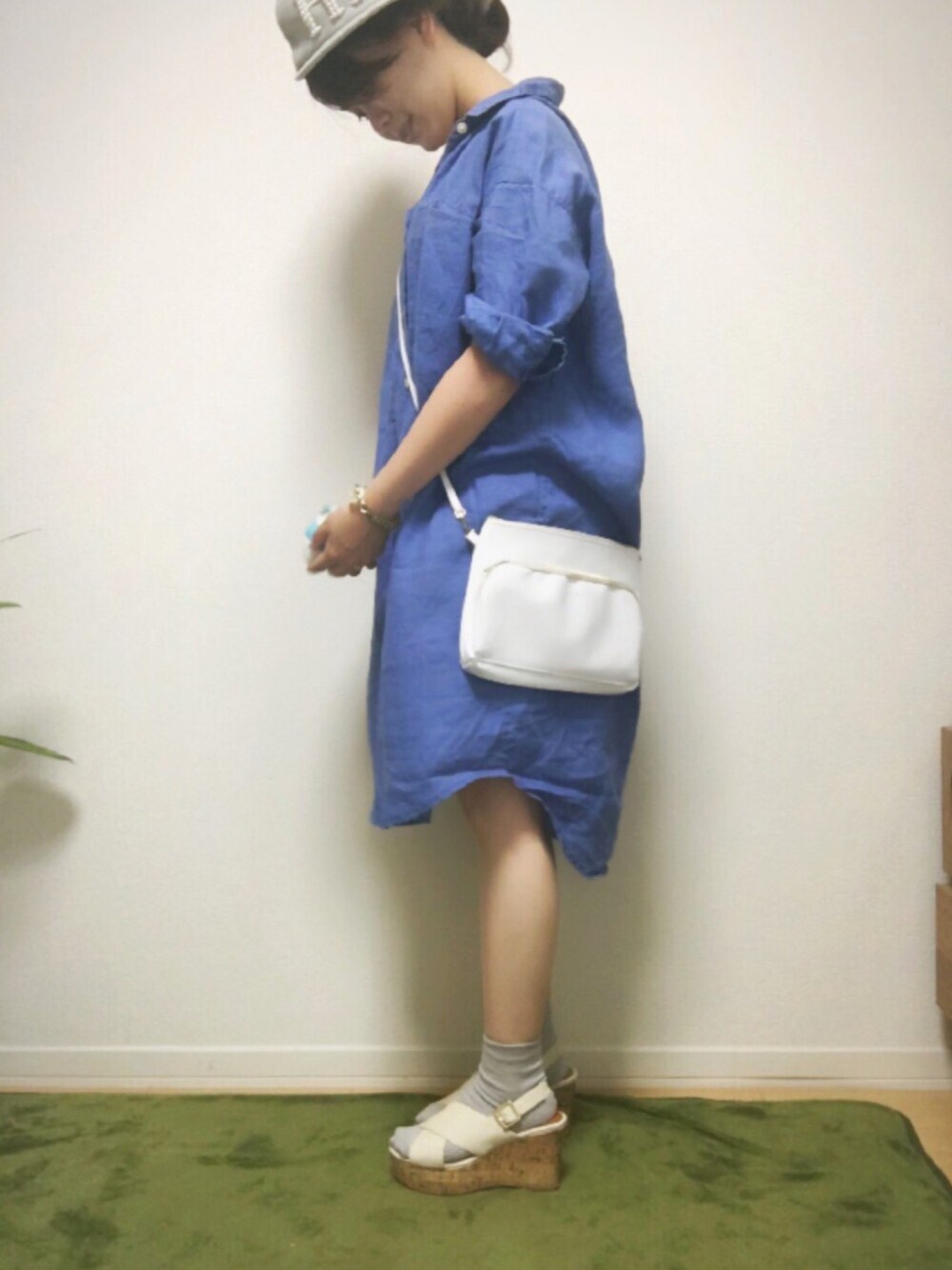 ブルー系のワンピース、ホワイト系のサンダル、ブルー系のおもちゃを着用したレディースの夏コーディネートの1枚目の写真
