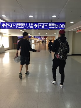 「LESS（レス）のアイテム（キャップ）」を使った、王俊傑さん（メンズ・173cm）の春コーディネート