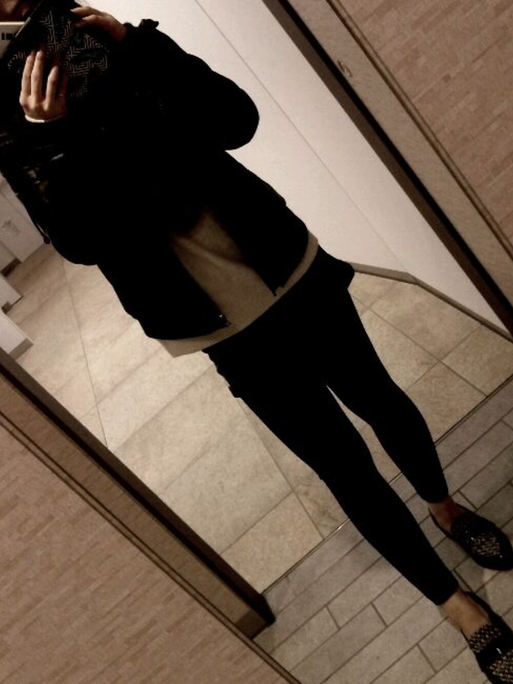 「sporty、leather jacket、leather pants、ootd、zara woman」｜「H&Mのアイテム（その他パンツ、ブラック系）」を使った、Yuki Hoshiさん（レディース・61cm）の冬コーディネートの1枚目の写真