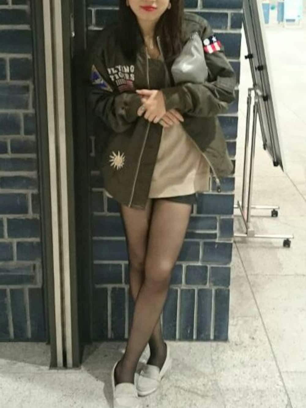 「ootd、カジュアルコーデ、springiscoming、MA-1、leather」｜「H&Mのアイテム（スラックス、ブラック系）」を使った、Yuki Hoshiさん（レディース・162cm）の春コーディネートの1枚目の写真