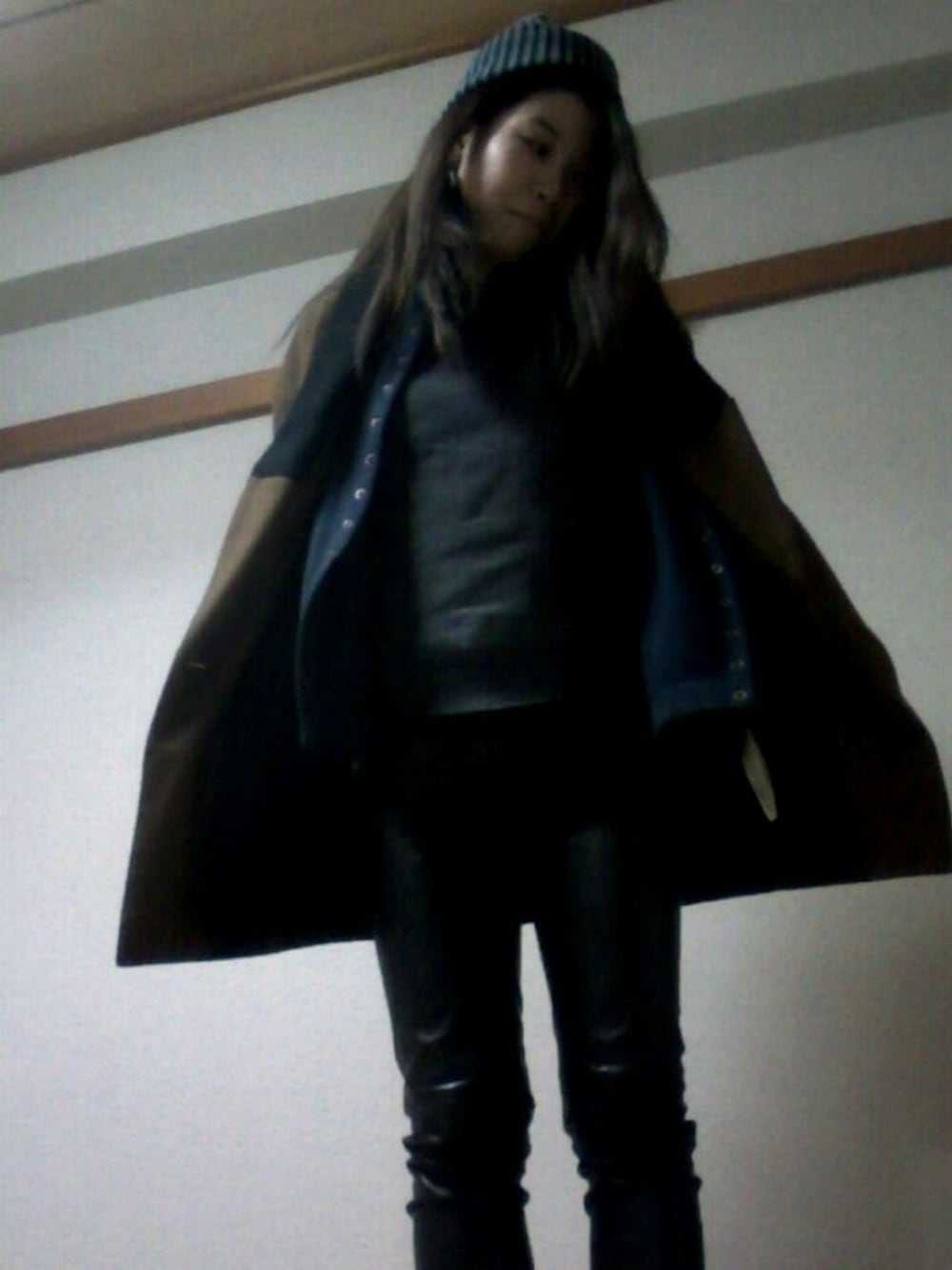 「ootd、agnes b.、アニエスベー、アニエスベー(agnes b.)、メンズアイテム、zaradairy、ZARA、working style、leather pants」｜「agnes b.のJ155 TS（Tシャツ/カットソー、グレー系）」を使った、Yuki Hoshiさん（レディース・162cm）の秋コーディネートの1枚目の写真