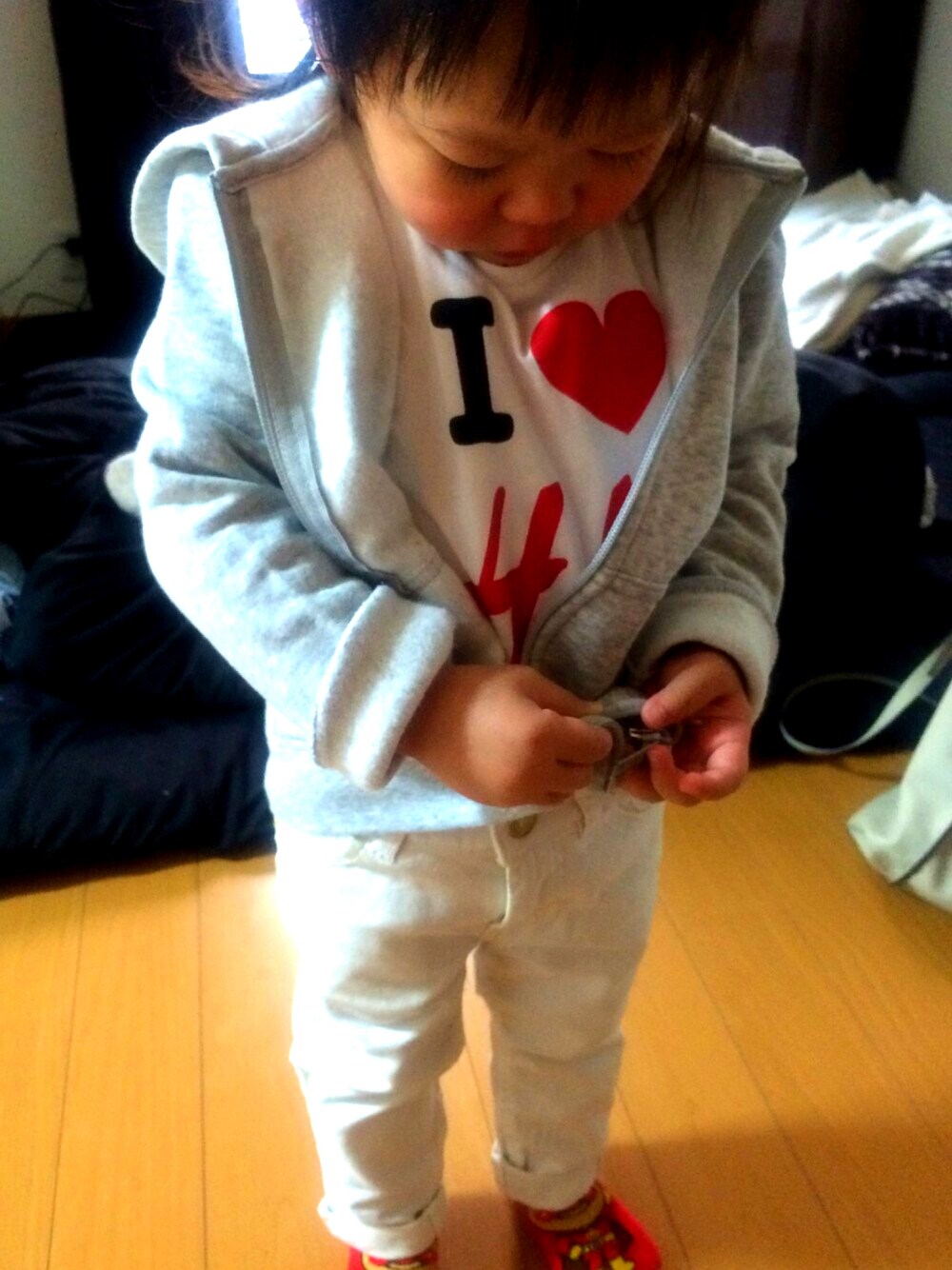 「kids、キッズファッション、ホワイトパンツ、シンプルコーデ、kidsfashion」｜「H&Mのアイテム（Tシャツ/カットソー、ホワイト系）」を使った、R7さん（キッズ・110cm）の春コーディネートの1枚目の写真