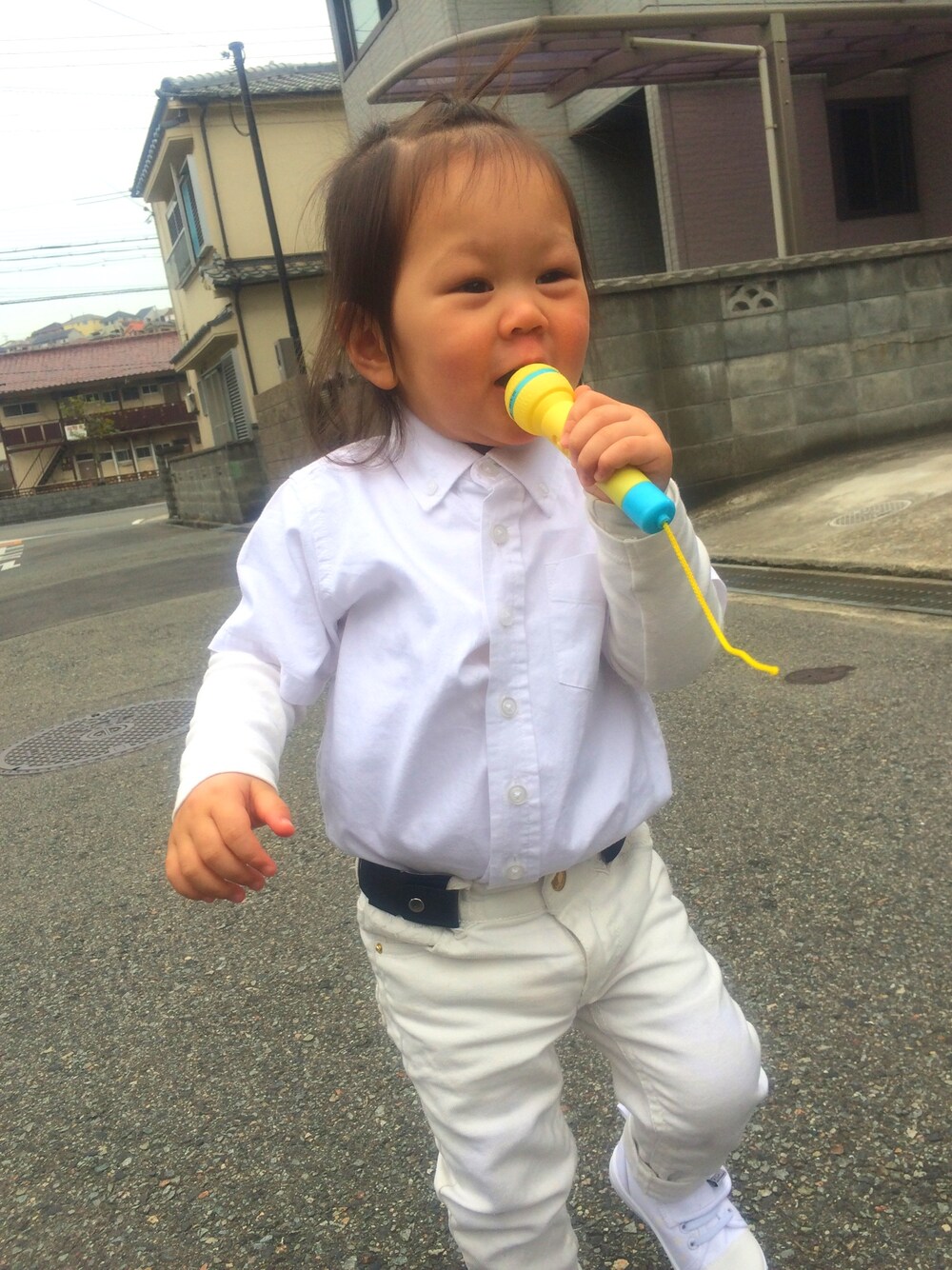 「オールホワイト、kidsfashion、kids、キッズファッション、スニーカー、春コーデ、おんなのこ」｜「西松屋のアイテム（シャツ/ブラウス、ホワイト系）」を使った、R7さん（キッズ・110cm）の春コーディネートの1枚目の写真