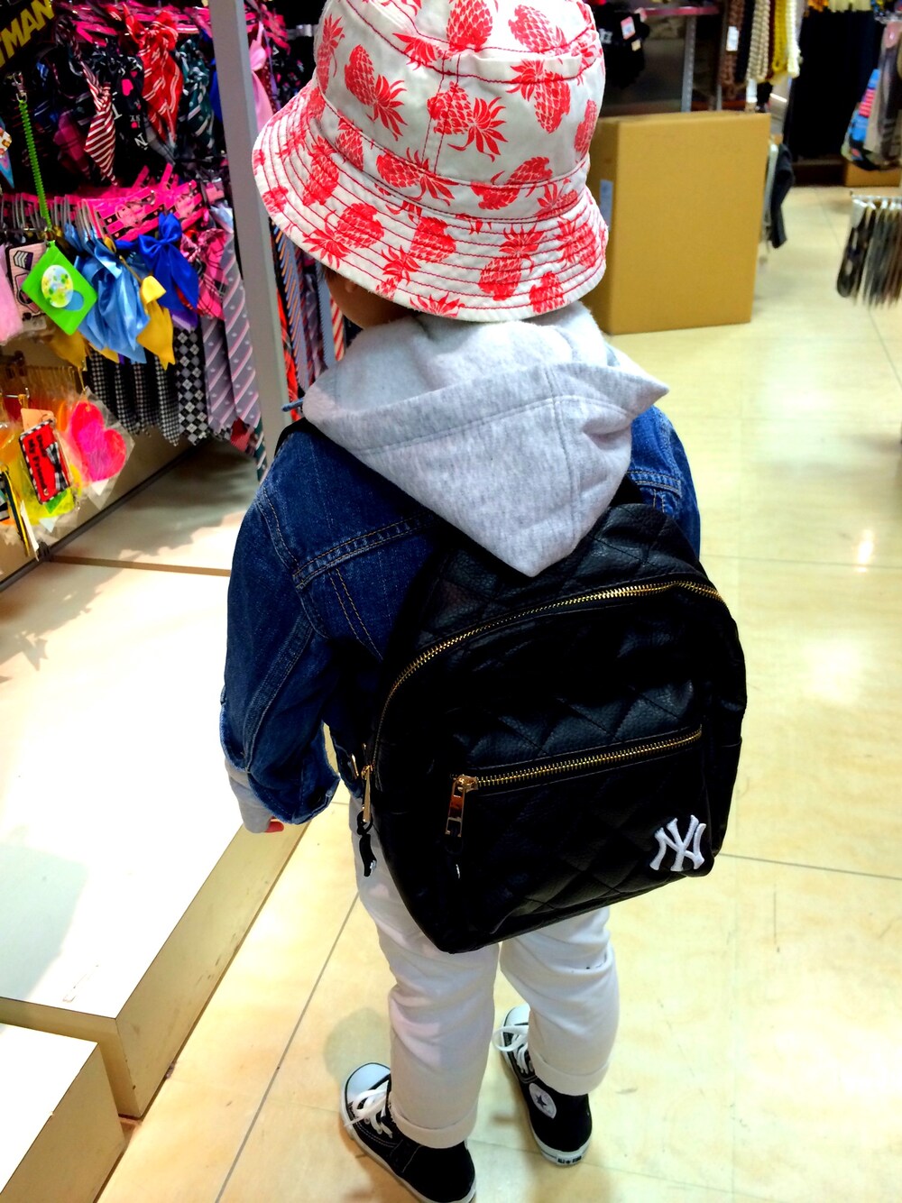 「キッズファッション、kids、スニーカー、バケットハット、デニムジャケット、パーカー、ストリートファッション」｜「no brandのアイテム（ハット、レッド系）」を使った、R7さん（キッズ・110cm）の春コーディネートの1枚目の写真