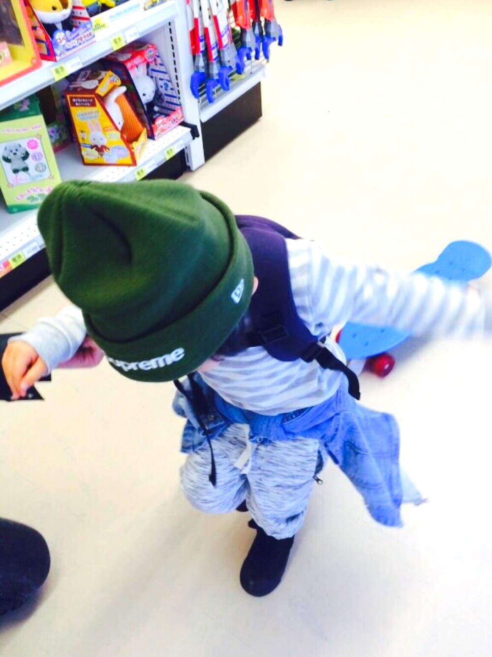 「キッズファッション、kids、ボーダートップス、スエットパンツ、スニーカー、シュプリーム、ボックスロゴ、supreme、SK8　」｜「Supreme のアイテム（ニットキャップ/ビーニー、グリーン系）」を使った、R7さん（キッズ・110cm）の春コーディネートの1枚目の写真