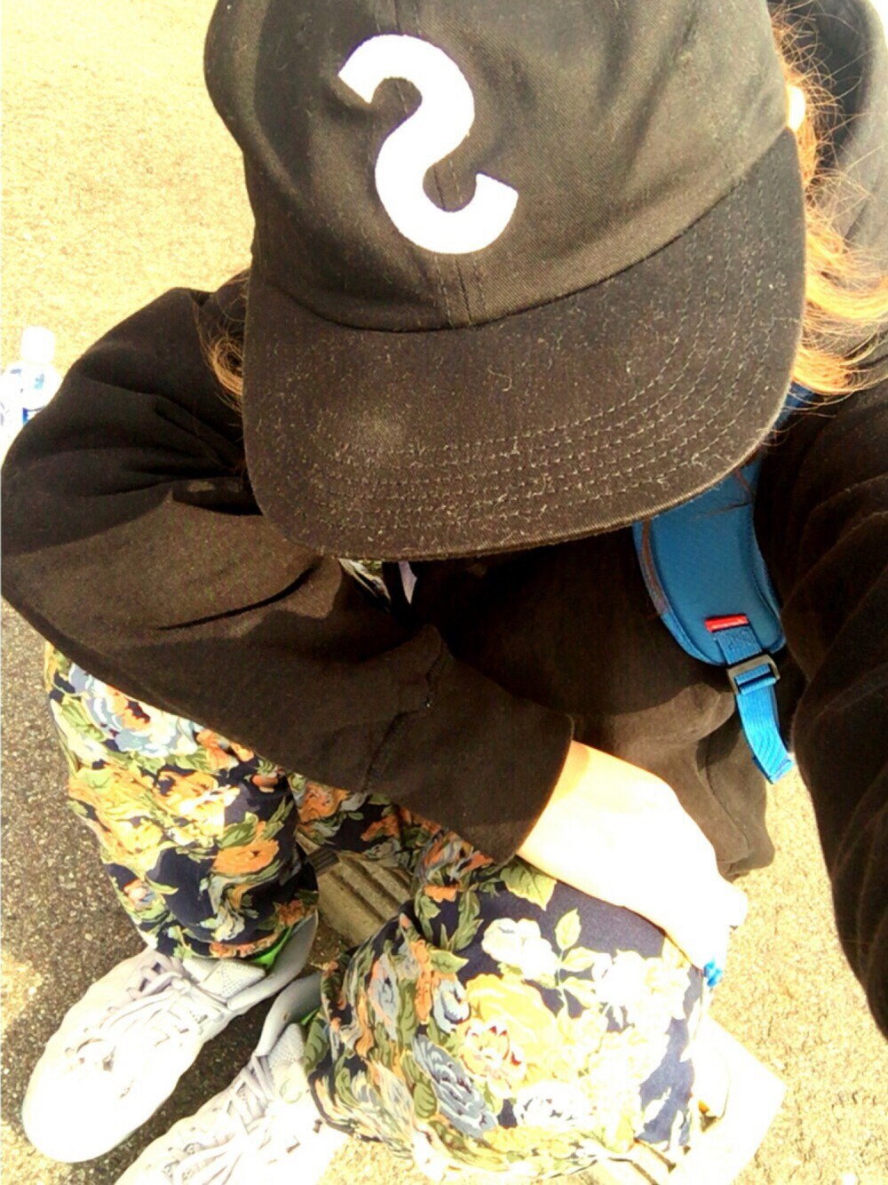 「supreme、Sロゴ、flowerpants、キャップ、NIKE、airfoamposite、ポジット」｜「Supreme のアイテム（キャップ、ブラック系）」を使った、R7さん（レディース・170cm）の春コーディネートの1枚目の写真