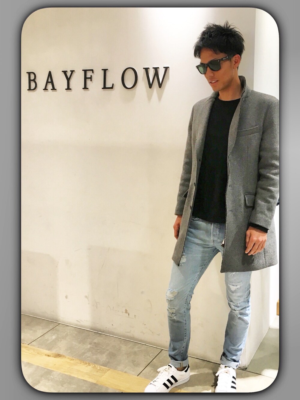 「BAYFLOW(BAYFLOW)、ray ban、RonHerman」｜「H&Mのアイテム（デニムパンツ、ブルー系）」を使った、けいさん（メンズ・184cm）の春コーディネートの1枚目の写真