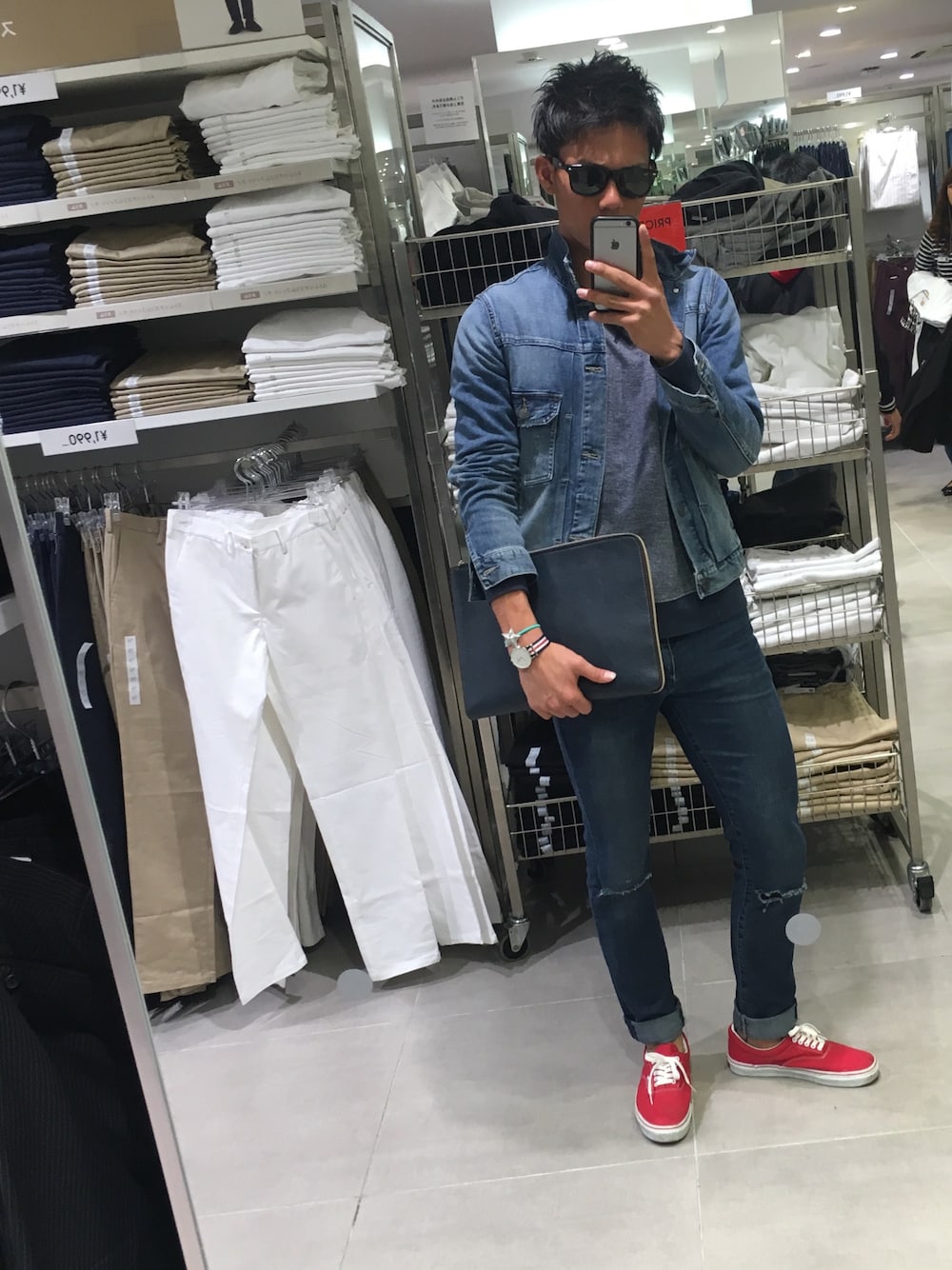 レッド系のスニーカー、ブルー系のデニムパンツ、ブルー系のデニムジャケットを着用したメンズの春コーディネートの1枚目の写真