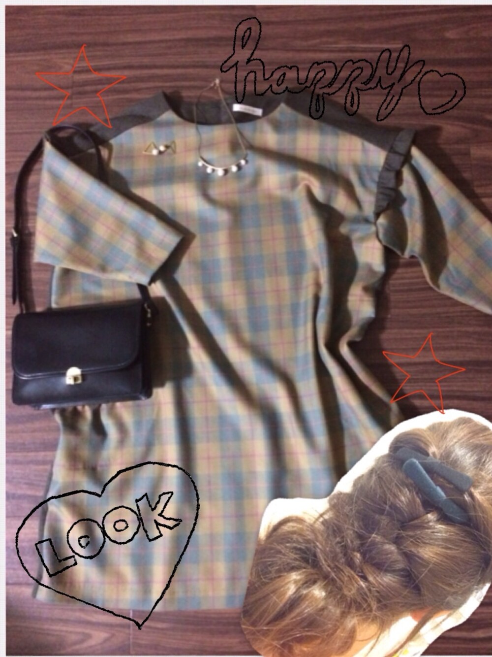 グリーン系のワンピース、ブラック系のショルダーバッグ、グリーン系のワンピースを着用したレディースの秋コーディネートの1枚目の写真