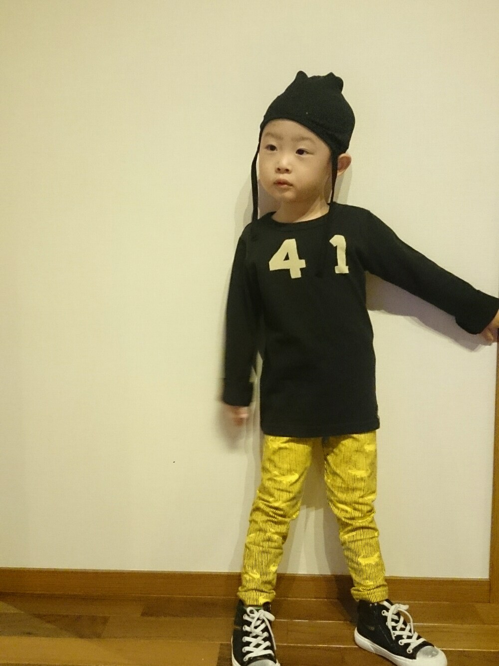 ブラック系のTシャツ/カットソー、イエロー系のレッグウェア、その他のその他を着用したキッズの秋コーディネートの1枚目の写真