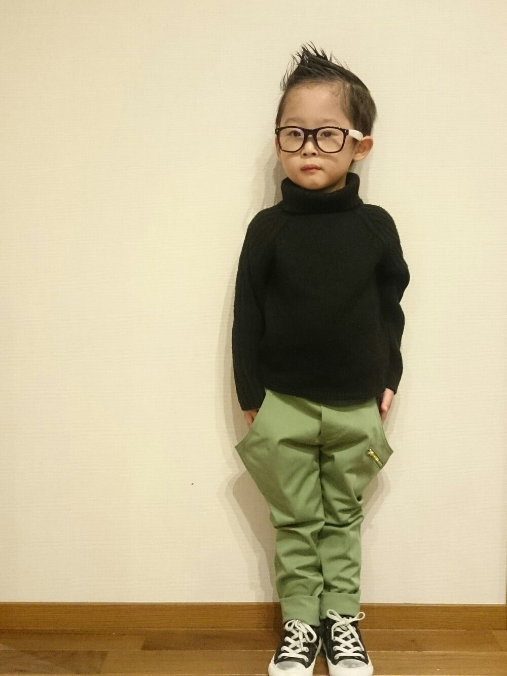グリーン系のその他パンツ、ブラック系のトップスを着用したキッズの秋コーディネートの1枚目の写真