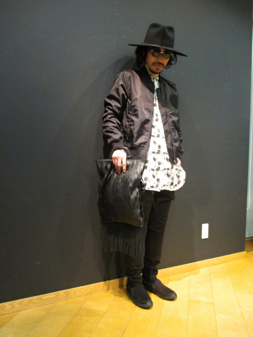 ブラック系のハットを着用したメンズの冬コーディネートの1枚目の写真