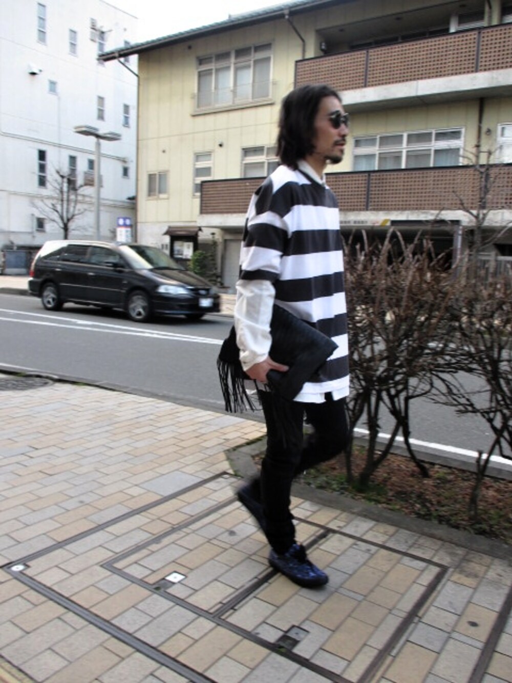 ブルー系のスニーカーを着用したメンズの春コーディネートの1枚目の写真