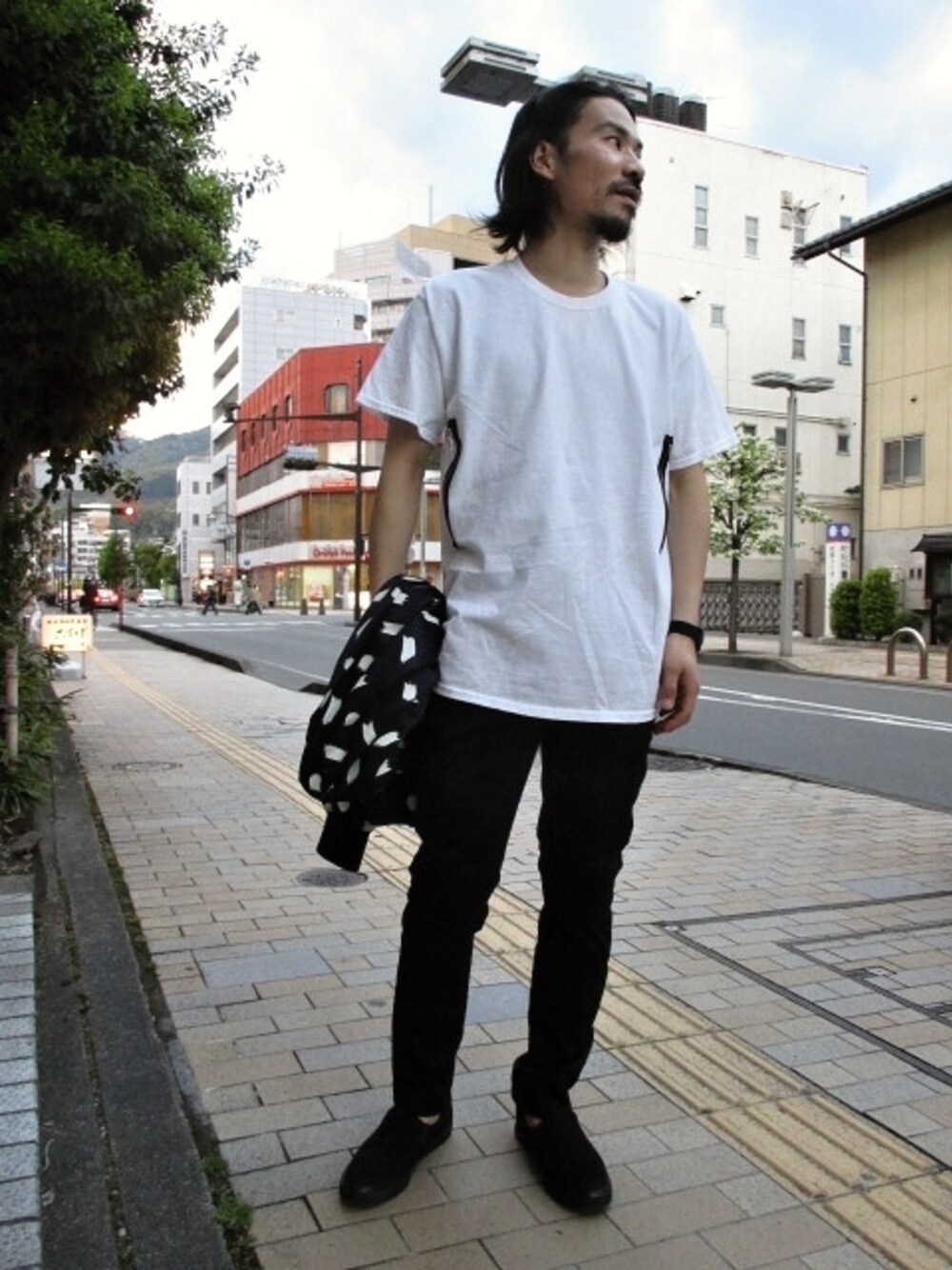 ブルー系のスニーカーを着用したメンズの春コーディネートの1枚目の写真