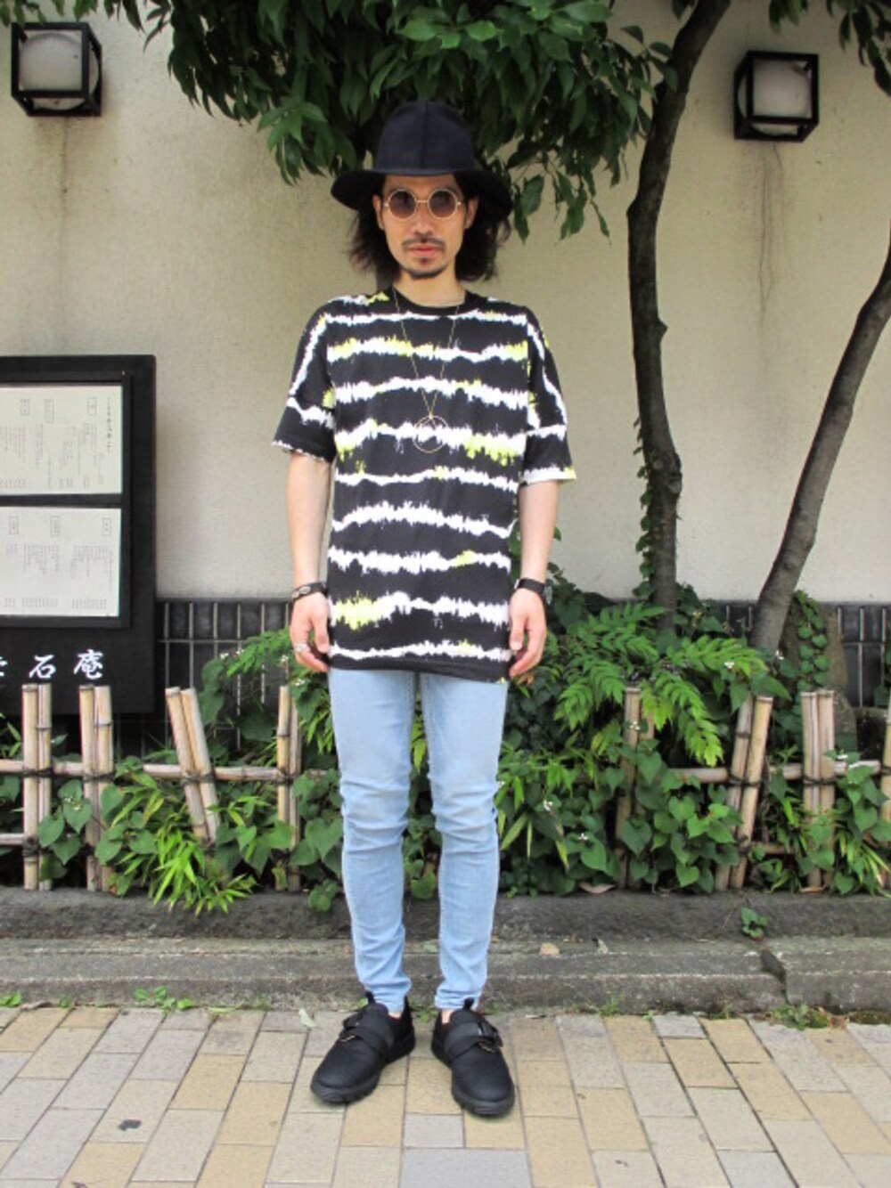 ブラック系のハットを着用したメンズの夏コーディネートの1枚目の写真