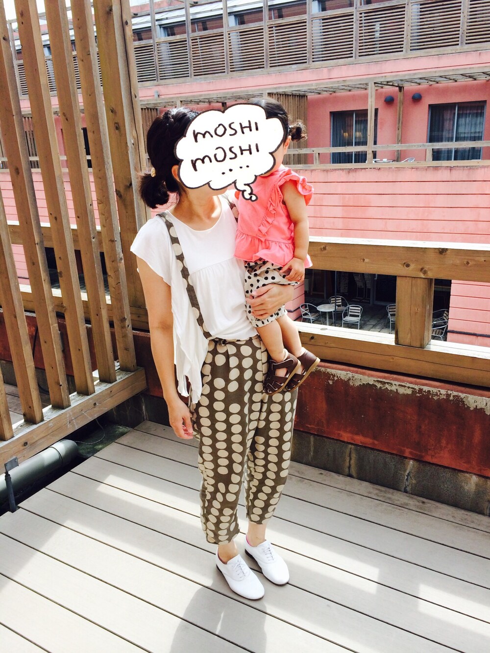 グレー系のその他パンツ、ホワイト系のTシャツ/カットソー、ホワイト系のその他シューズを着用したキッズの冬コーディネートの1枚目の写真