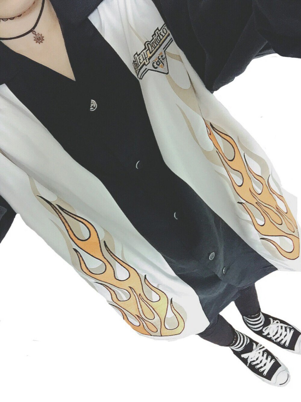 ブラック系のシャツ/ブラウス、ブラック系のスニーカー、ブルー系のデニムジャケットを着用したレディースの春コーディネートの1枚目の写真