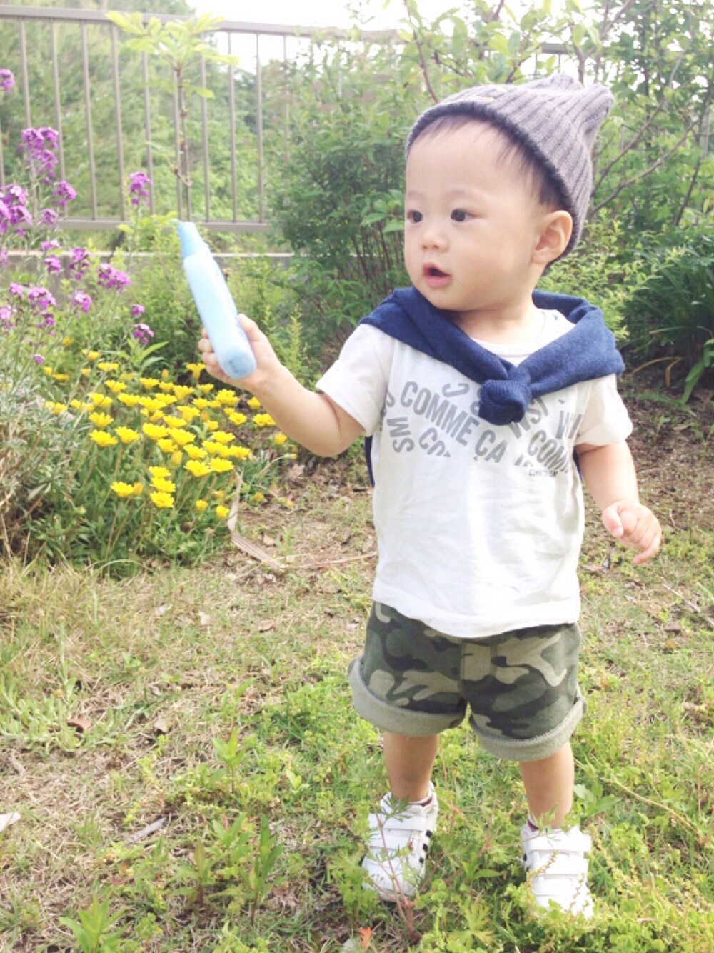 「プロデューサー巻き、カモフラ、old navy、adidas、チャンピオン、1歳4ヶ月、H&M、カモフラパンツ、カーディガン肩かけ」｜「Championのアイテム（ニットキャップ/ビーニー、グレー系）」を使った、LeO*さん（キッズ・70cm）の春コーディネートの1枚目の写真