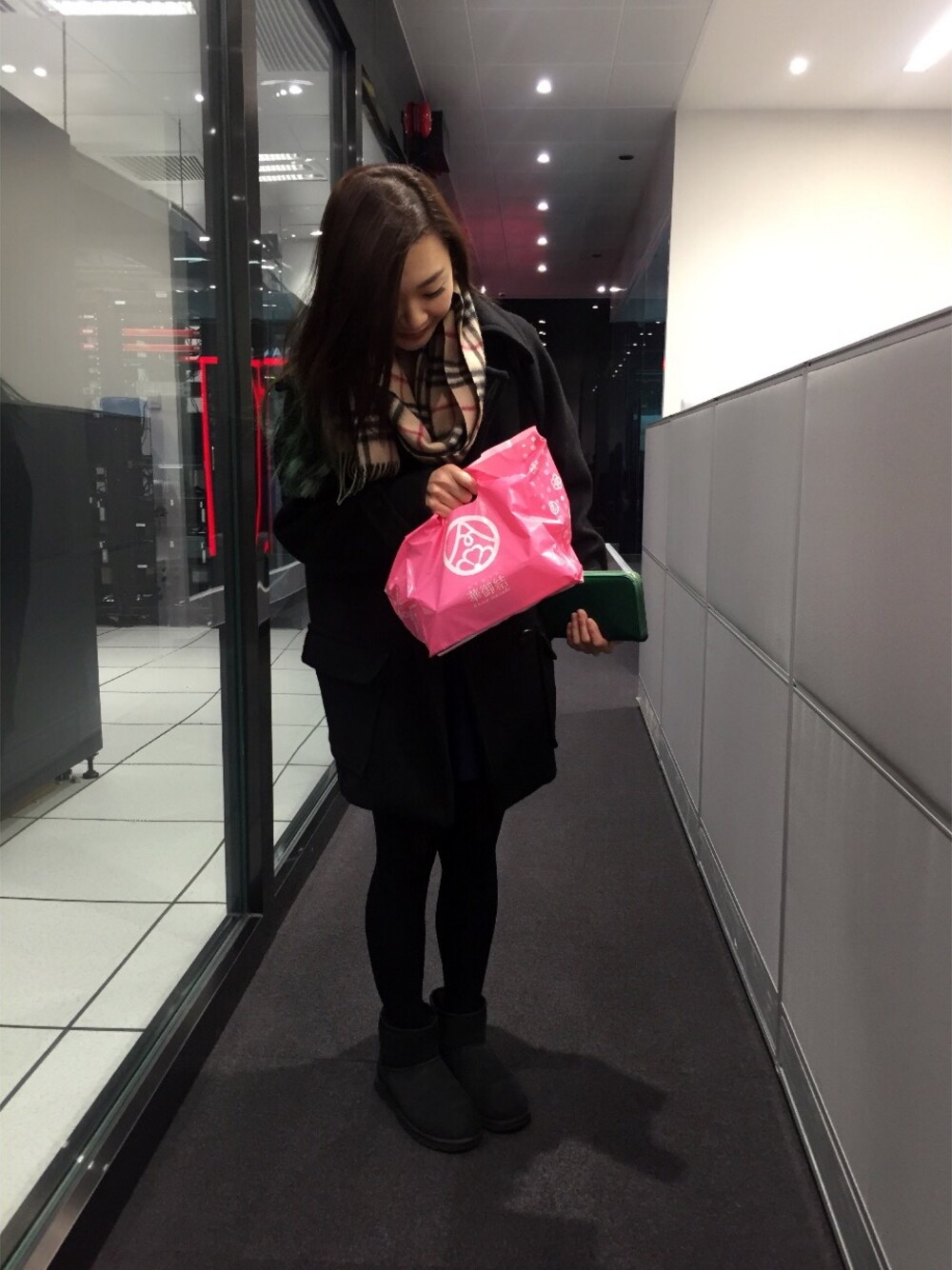 「black、ootd、winter、dailylook、hkgirl」｜「BURBERRYのアイテム（マフラー、その他）」を使った、Bibiさん（レディース・152cm）の冬コーディネートの1枚目の写真