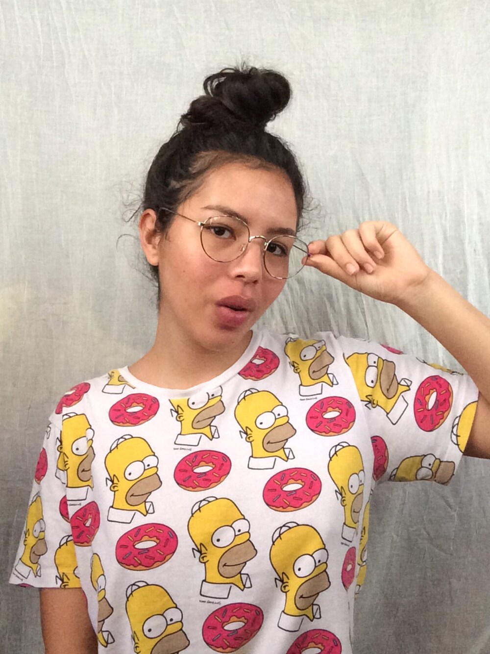 「morning、pjs、just woke、i woke up like this、pajama、Pajamas」｜「URBAN OUTFITTERSのアイテム（メガネ、その他）」を使った、Isabellaさん（レディース・173cm）の夏コーディネートの1枚目の写真