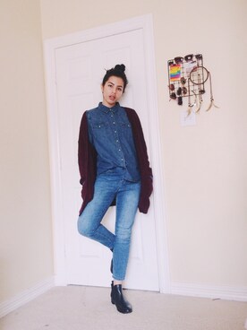 Isabella is wearing Levi's "LEVI'S RED TAB Denim shirts"