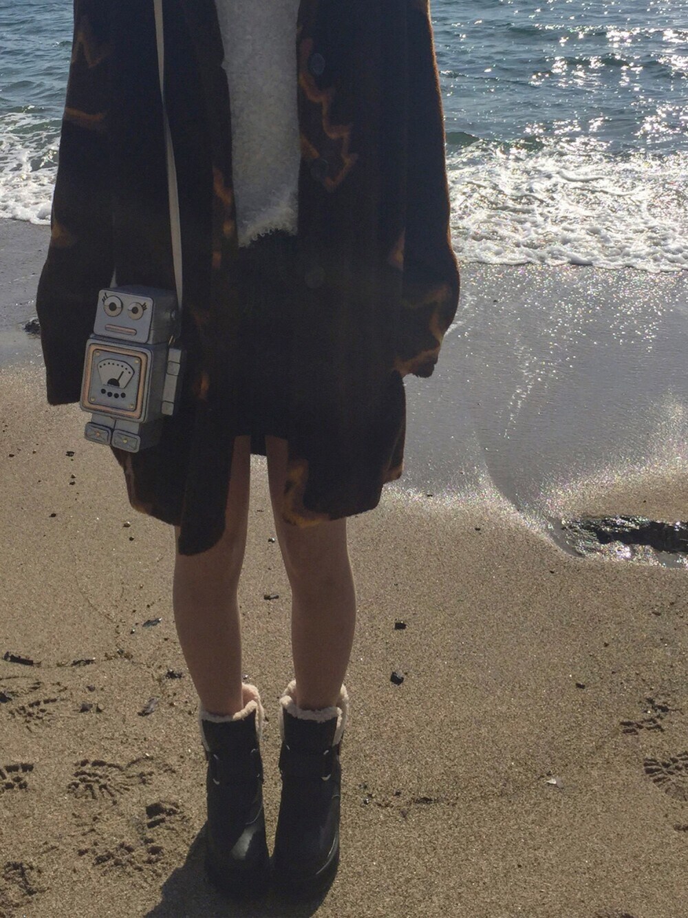「UNIF、ブーツ、黒、コート、星柄、ロボット、BAG、デニムスカート、アウター、シルバー」｜「韓国のアイテム（デニムスカート、ブルー系）」を使った、ぽ       んさん（レディース・157cm）の冬コーディネートの1枚目の写真