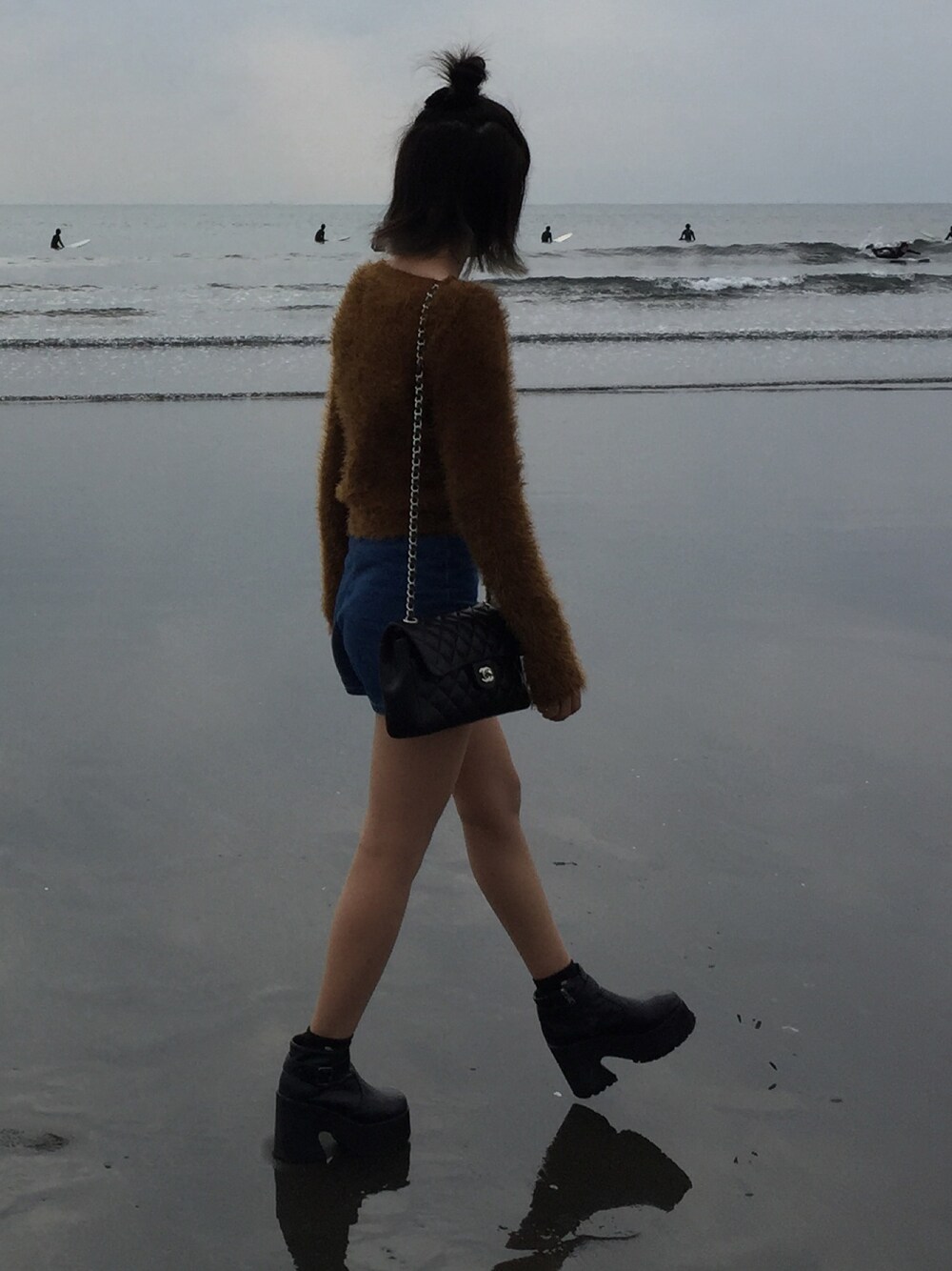 「chanel、ショルダーバッグ、アメアパ、American Apparel、ニット、デニム、短パン、ブーツ、FIG&VIPER、黒」｜「American Apparelのアイテム（ニット/セーター、オレンジ系）」を使った、ぽ       んさん（レディース・157cm）の春コーディネートの1枚目の写真