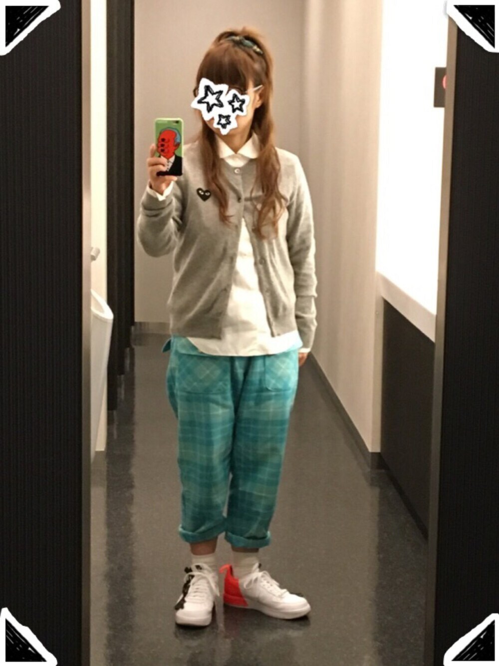 グレー系のカーディガン/ボレロ、ホワイト系のシャツ/ブラウス、グリーン系のその他パンツを着用したレディースの秋コーディネートの1枚目の写真