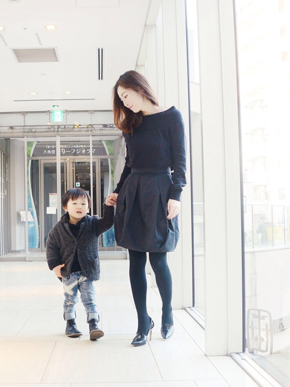 ブラック系のワンピースを着用したレディースの冬コーディネートの1枚目の写真