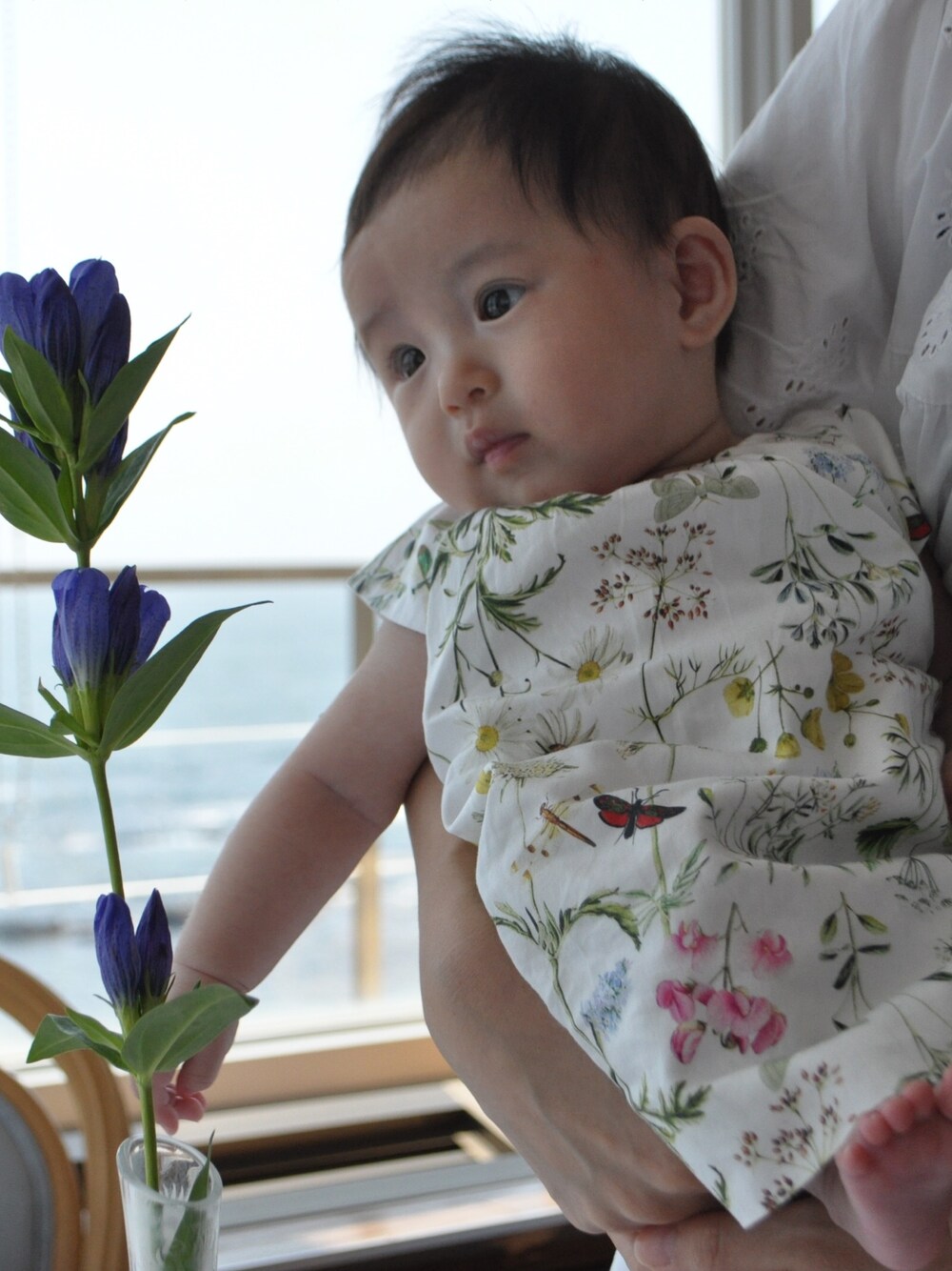 「ZARA KIDSのアイテム（ワンピース、ホワイト系）」を使った、多緒さん（キッズ・70cm）の秋コーディネートの1枚目の写真