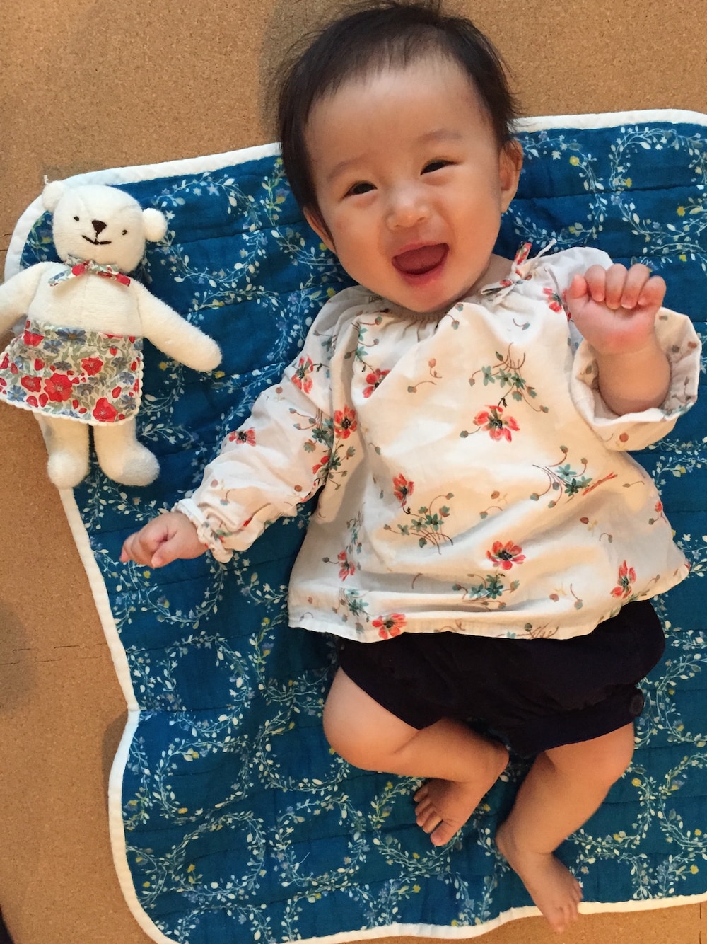 「コーデュロイ、花柄」｜「babyGAPのアイテム（チュニック、ベージュ系）」を使った、多緒さん（キッズ・70cm）の秋コーディネートの1枚目の写真