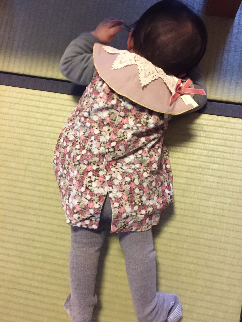 「花柄ワンピース」｜「ZARA KIDSのアイテム（ワンピース、グレー系）」を使った、多緒さん（キッズ・70cm）の春コーディネートの1枚目の写真