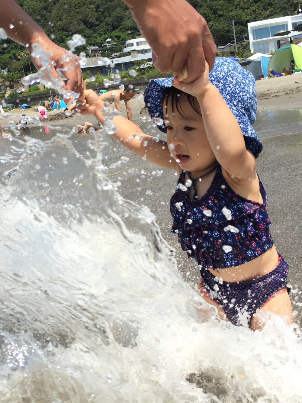 「一色海岸」｜「OLD NAVYのアイテム（水着、ブルー系）」を使った、多緒さん（キッズ・70cm）の夏コーディネートの1枚目の写真