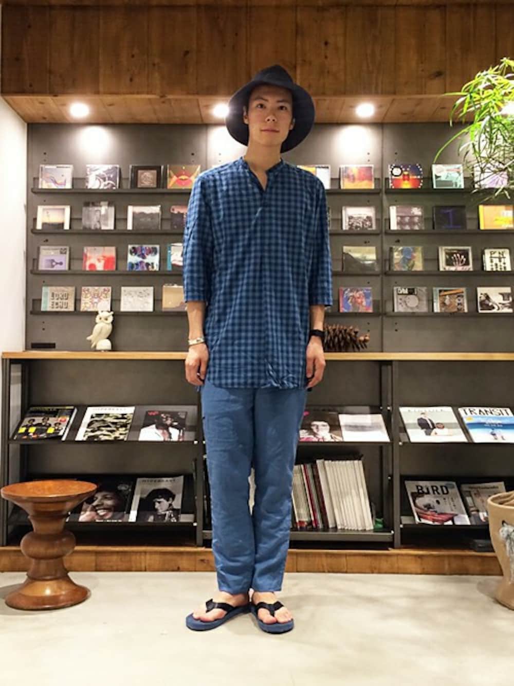 「チェックシャツ、ブルー、夏、nonnative、ハット、ロングシャツ、vendor、サンダル、hobo、サマースタイル」｜「TRANSITのTRANSIT(トランジット)28号 美しき海の路 琉球・台湾・香港 (講談社 Mook(J)) （雑誌、その他）」を使った、KOTATOさん（メンズ・178cm）の春コーディネートの1枚目の写真