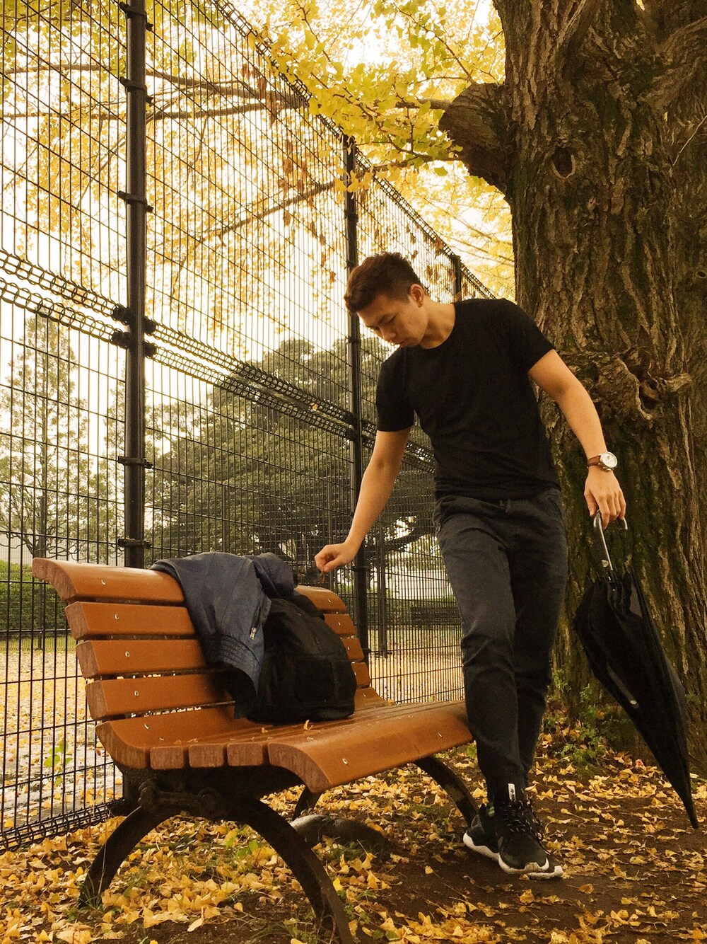 「park、TOKYO、イチョウ並木」｜「UNIQLOのMEN スーピマコットンクルーネックT（半袖）A（Tシャツ/カットソー、ブラック系）」を使った、chihさん（メンズ・178cm）の秋コーディネートの1枚目の写真