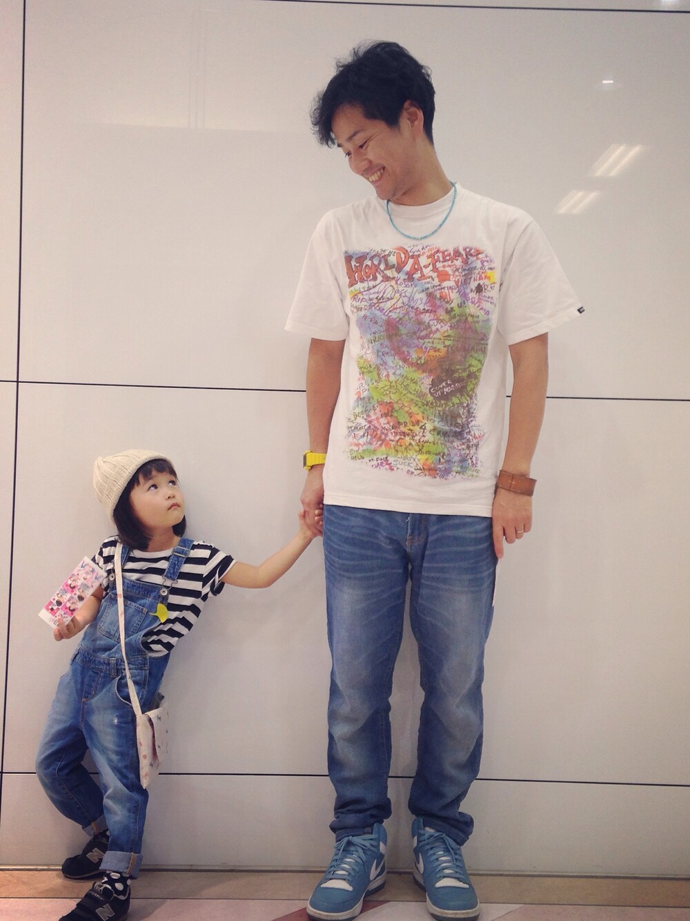 「GAPのアイテム（サロペット/オーバーオール、ブルー系）」を使った、ゆきさん（キッズ・100cm）の冬コーディネートの1枚目の写真