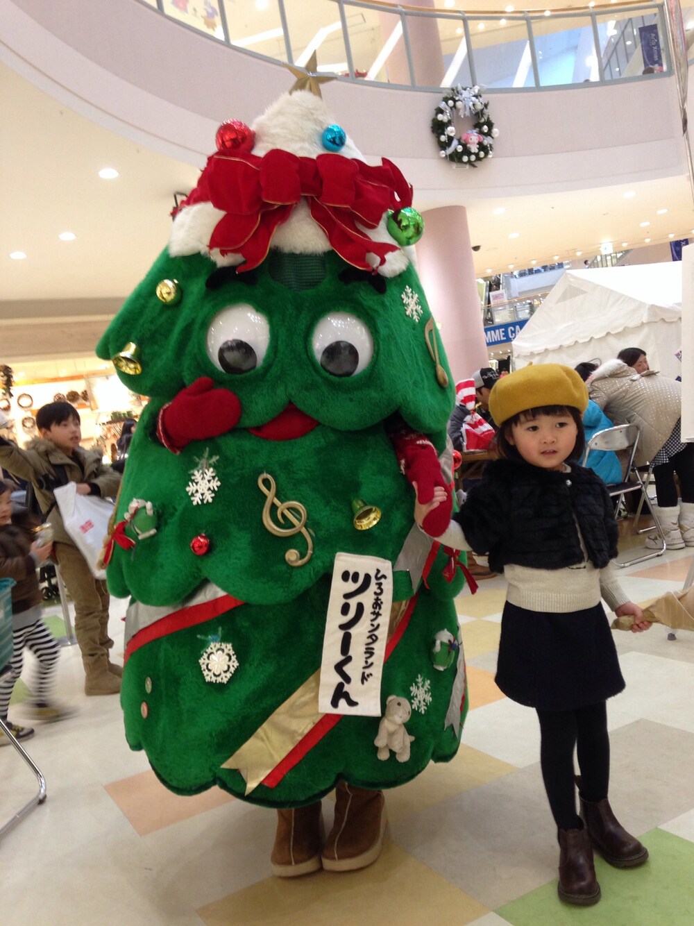 「GAPのアイテム（スカート、ブルー系）」を使った、ゆきさん（キッズ・100cm）の冬コーディネートの1枚目の写真