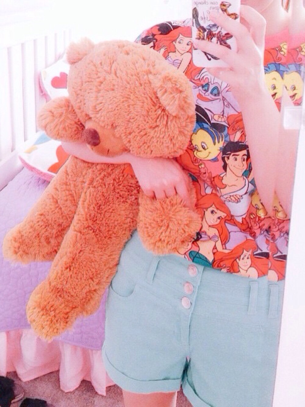 「子供部屋、ピンク、キッズコーデ、ディズニー、disney、パステルカラー」｜「TokyoDisneyResortのアイテム（Tシャツ/カットソー、レッド系）」を使った、Kanaさん（レディース・161cm）の春コーディネートの1枚目の写真