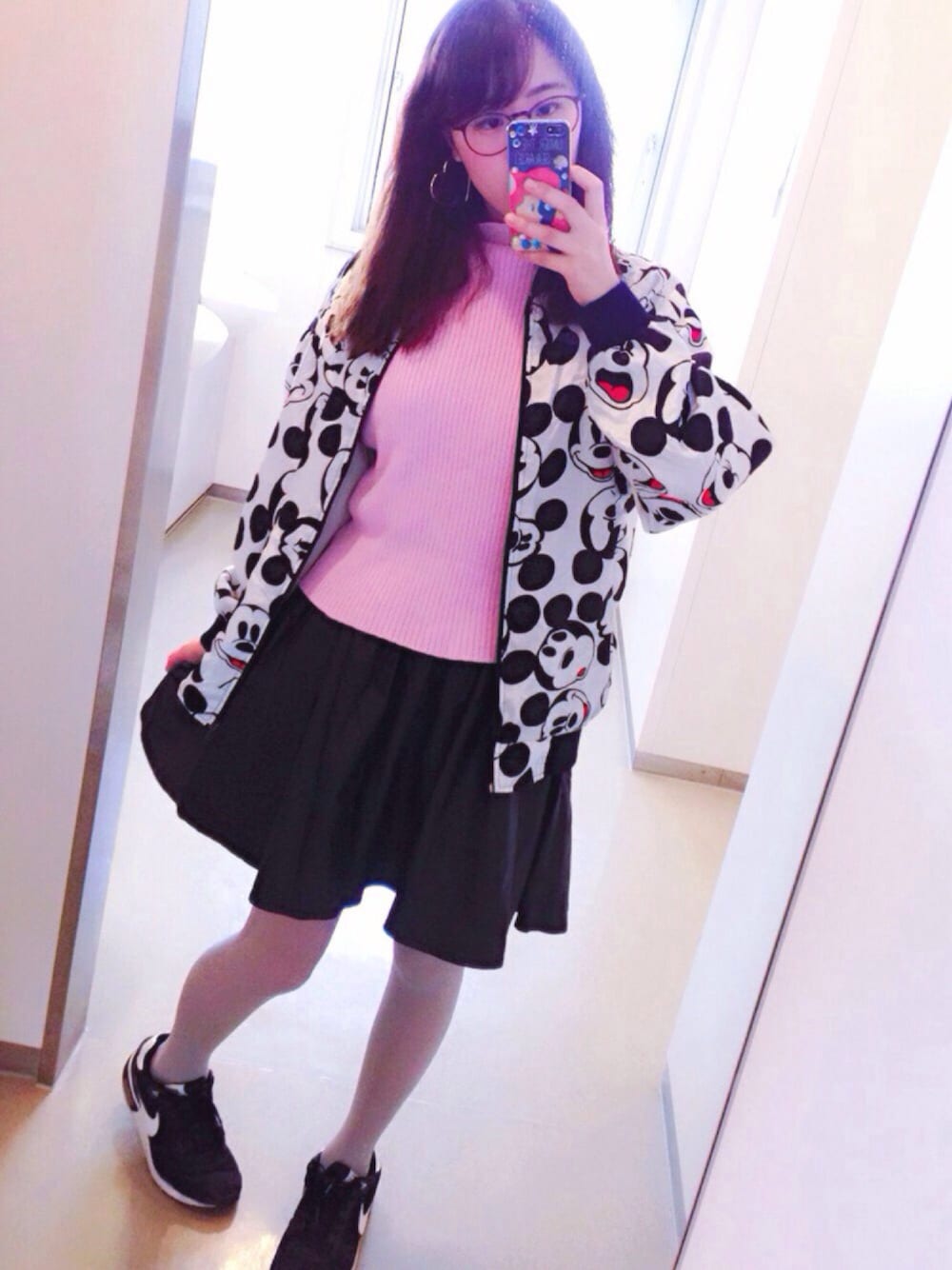 「ミッキー、春物ニット、ニット、ピンク、ディズニー、カジュアル、レザースカート、レザー、ピアス」｜「ANNAHLのアイテム（ニット/セーター、パープル系）」を使った、Kanaさん（レディース・161cm）の春コーディネートの1枚目の写真
