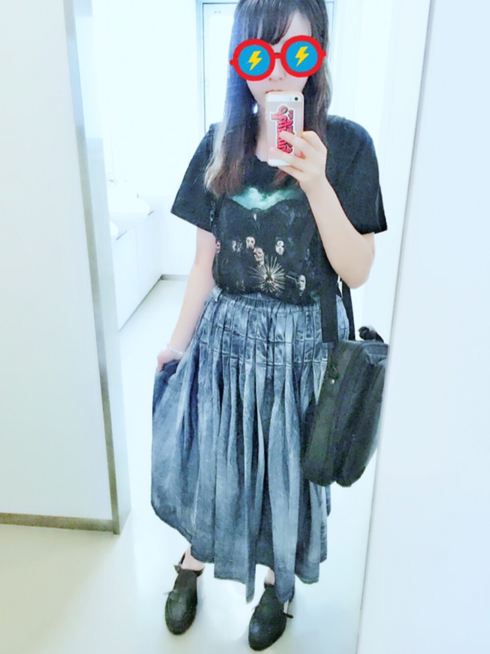 ブラック系のTシャツ/カットソー、ブラック系のその他シューズ、ブラック系のバックパック/リュックを着用したレディースの夏コーディネートの1枚目の写真