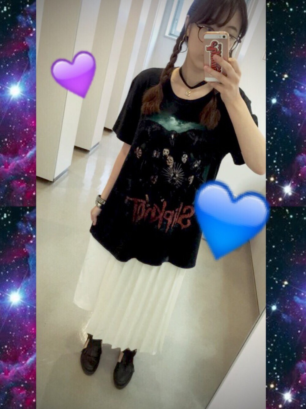 ブラック系のTシャツ/カットソー、ホワイト系のパンツ、ブラック系のその他シューズを着用したレディースの夏コーディネートの1枚目の写真