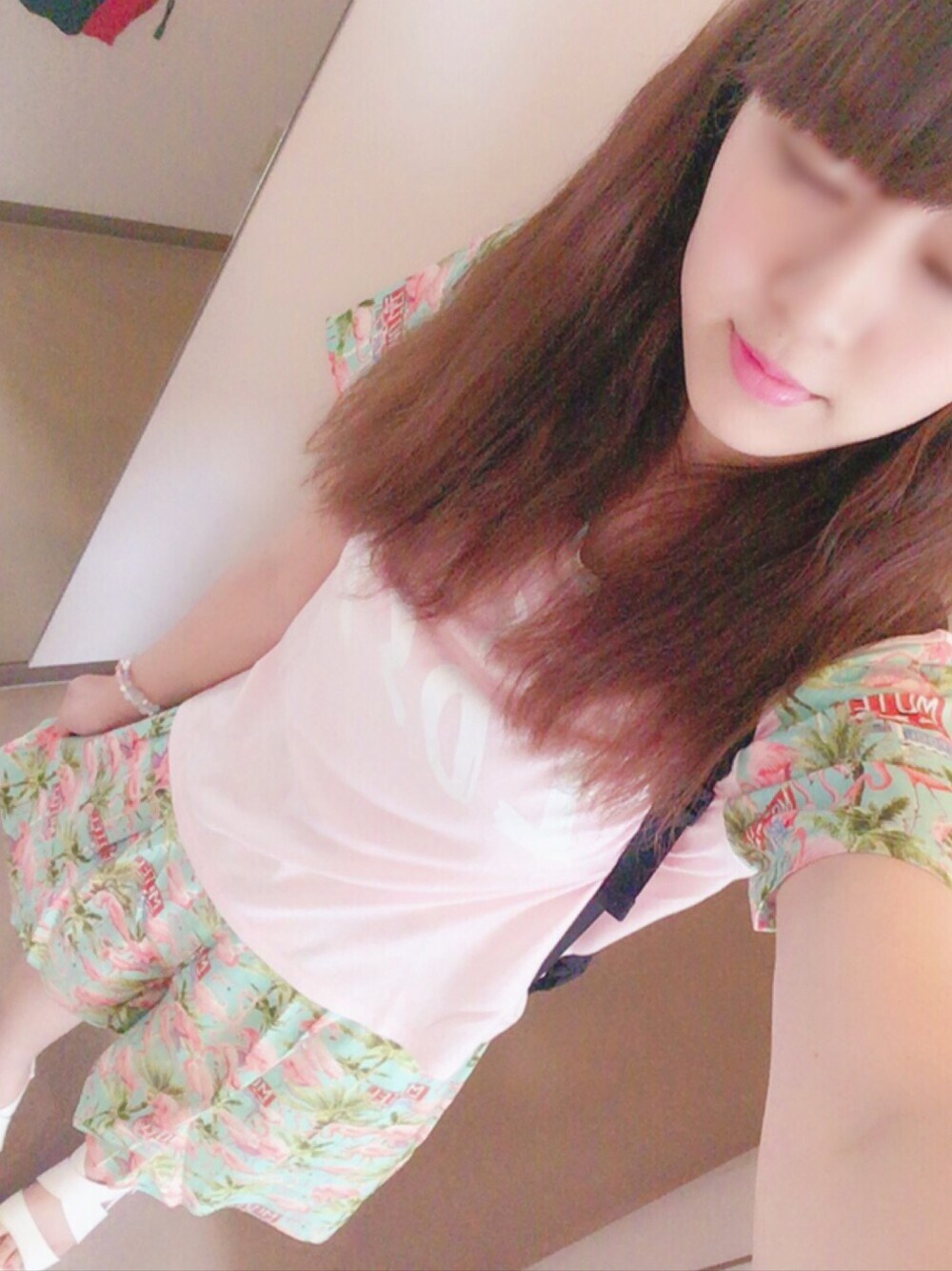 「Aymmy in the batty girls、セットアップ、瀬戸あゆみ、ピンク、カジュアル、ラフ」｜「Aymmy in the batty girlsのFLAMINGO MOTEL 袖切替えTシャツ（Tシャツ/カットソー、ピンク系）」を使った、Kanaさん（レディース・161cm）の夏コーディネートの1枚目の写真