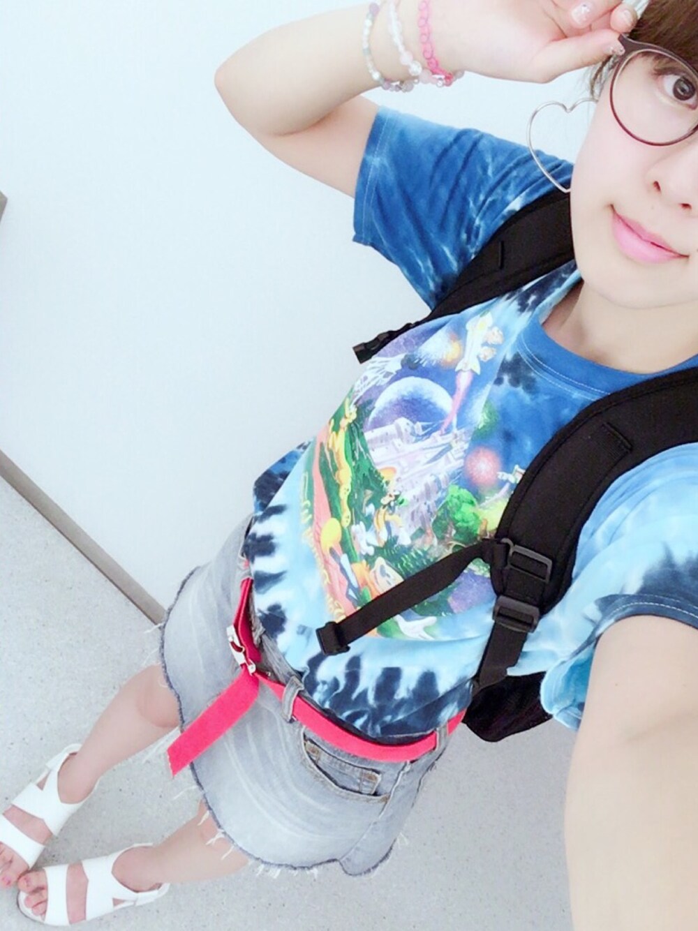 ブルー系のTシャツ/カットソー、ホワイト系のサンダル、レッド系のトップスを着用したレディースの夏コーディネートの1枚目の写真