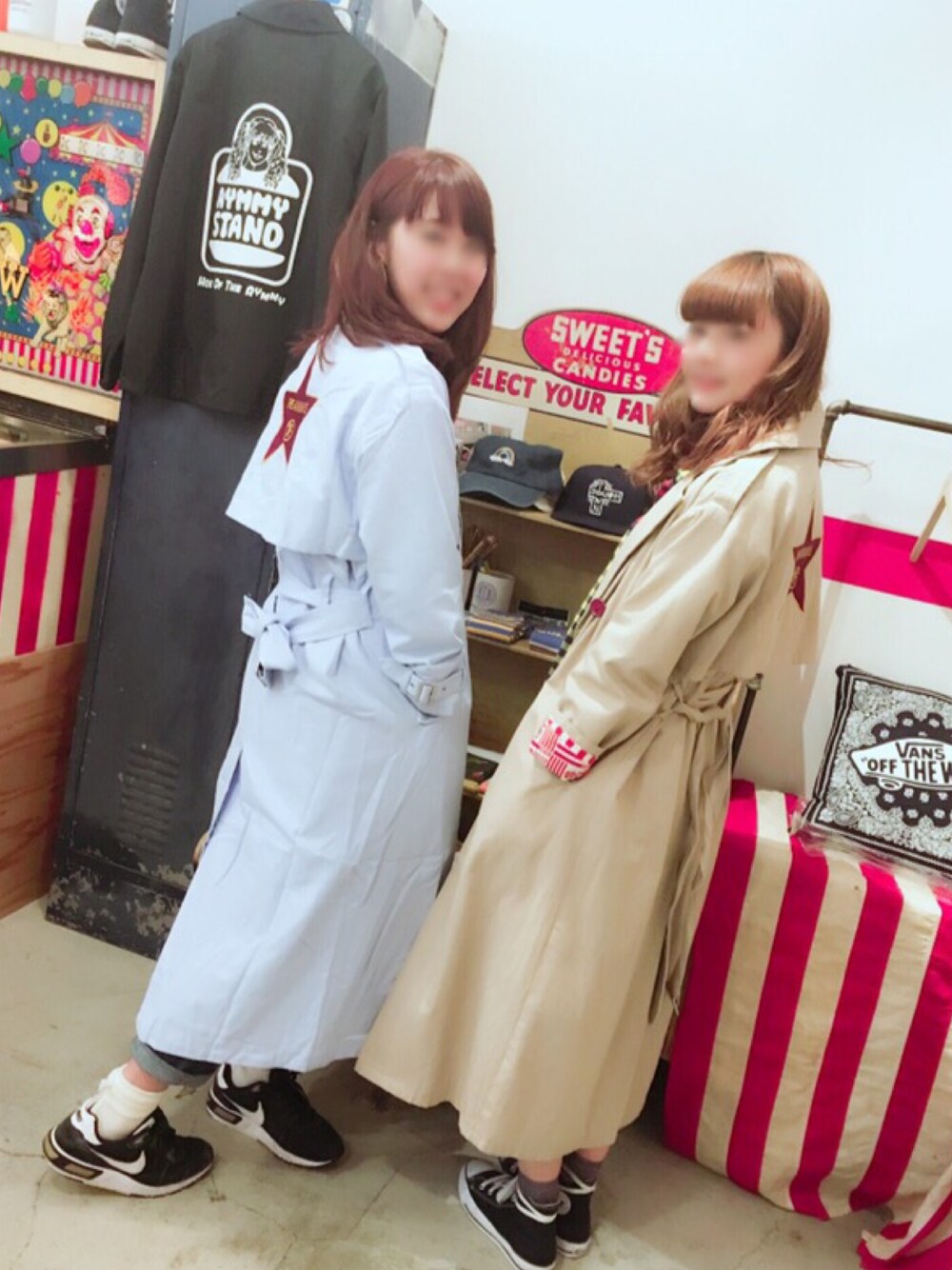 「Aymmy in the batty girls、瀬戸あゆみ、BATTY GARAGE、ラフォーレ原宿、トレンチコート、ブルー、原宿」｜「Aymmy in the batty girlsのHOLLYWOOD WALK トレンチコート（トレンチコート、ブルー系）」を使った、Kanaさん（レディース・161cm）の秋コーディネートの1枚目の写真