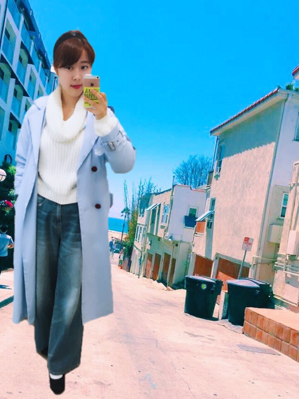 「白ニット、タートルネック、ワイドデニム、ワイドパンツ、シンプル、Aymmy in the batty girls」｜「Aymmy in the batty girlsのHOLLYWOOD WALK トレンチコート（トレンチコート、ブルー系）」を使った、Kanaさん（レディース・161cm）の秋コーディネートの1枚目の写真