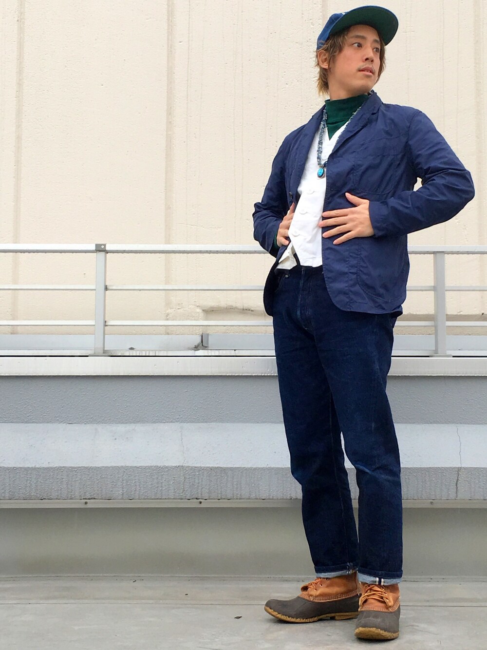 ブルー系のジャケット/アウター、ホワイト系のベスト、グリーン系のTシャツ/カットソーを着用したメンズの春コーディネートの1枚目の写真