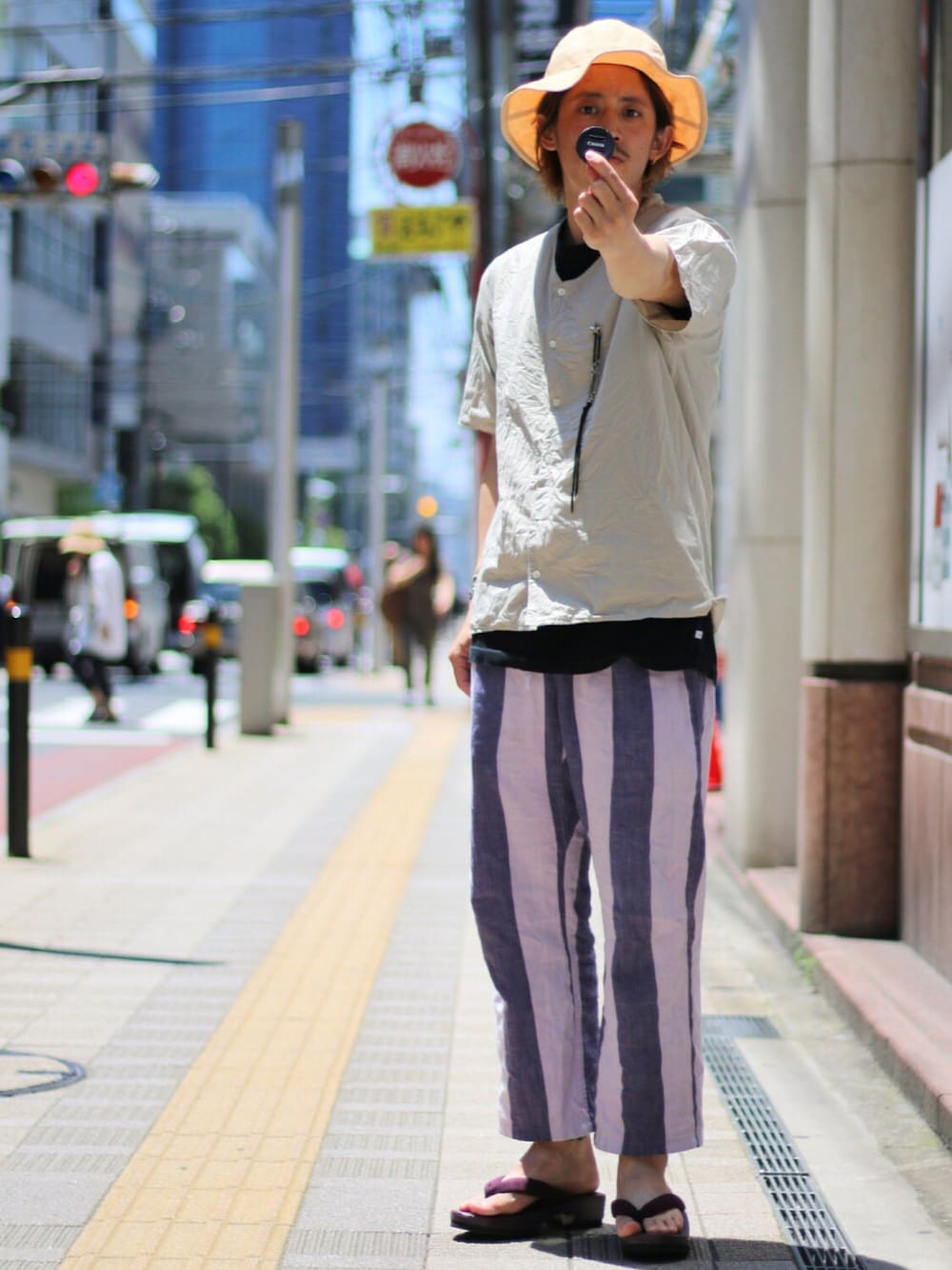 「ciaopanic、semoh、ARTESANIA、NEEDLES、夏、ハット、イージーパンツ、下駄、カジュアル、柄パンツ」｜「CIAOPANICの【Ciaopanic】　ペーパーロングブリムハット（ハット、ホワイト系）」を使った、daiki_kikuchiさん（メンズ・172cm）の夏コーディネートの1枚目の写真