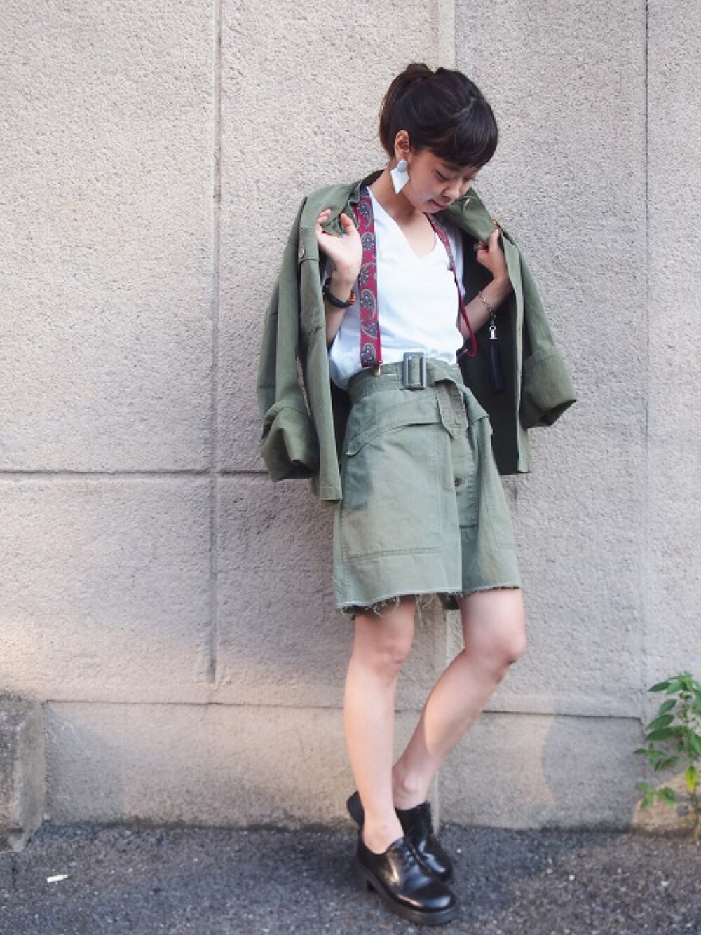 「vintage、古着屋、used、ミリタリー、カーキ、Vネック、army」｜「VINTAGEのアイテム（パンツ、グリーン系）」を使った、うめさん（レディース・159cm）の夏コーディネートの1枚目の写真