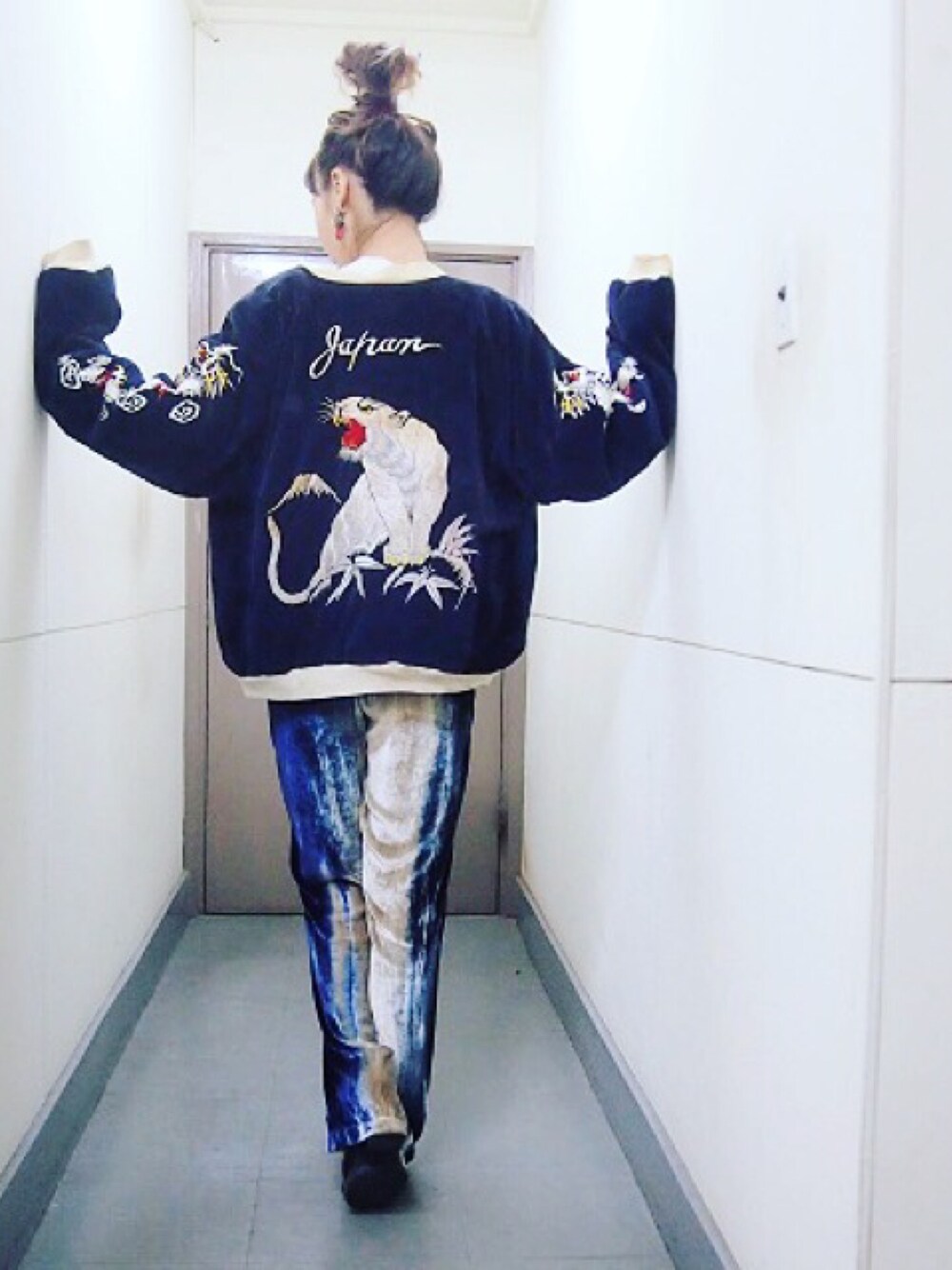 「vintage、スカジャン、ベロア、古着、Chaser、ブルー」｜「Chaserのアイテム（その他パンツ、ブルー系）」を使った、うめさん（レディース・159cm）の冬コーディネートの1枚目の写真