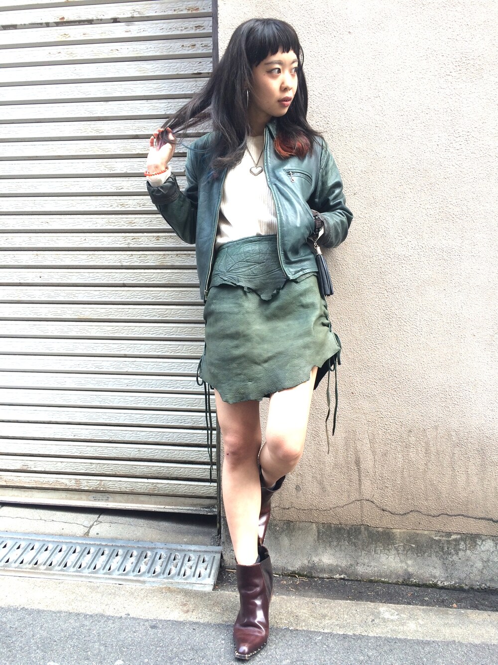 「vintage、レザージャケット、レザースカート、全身古着、used、古着、グリーン、ショートブーツ」｜「VINTAGEのアイテム（ジャケット/アウター、グリーン系）」を使った、うめさん（レディース・159cm）の春コーディネートの1枚目の写真